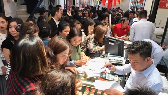 Khách hàng giao dịch vàng miếng. (Ảnh: Đức Duy/Vietnam+)