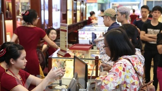 Đồng loạt tăng phiên đầu tuần, giá vàng SJC vượt 56,4 triệu đồng