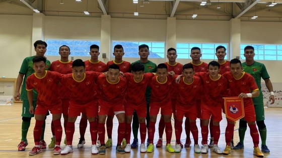 Đội tuyển futsal Việt Nam ở trận giao hữu với Iraq vào tối 17-5. Ảnh: ANH TRẦN