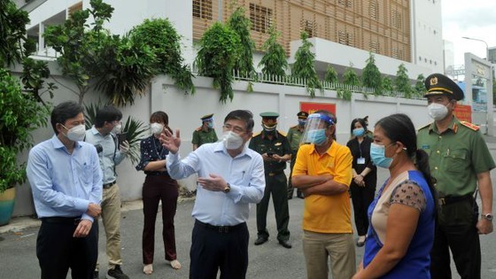 Chairman of the HCMC People’s Committee Nguyen Thanh Phong inspects a blue zone in the C13 alley on Ton Dan Street in District 4. (Photo: SGGP)