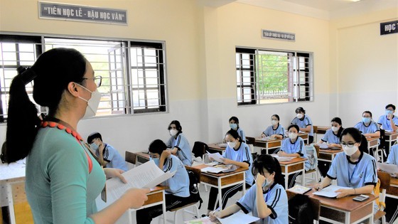 Teacher and twelfth grade students of Thanh An High School in the fisrt day of school reopening
