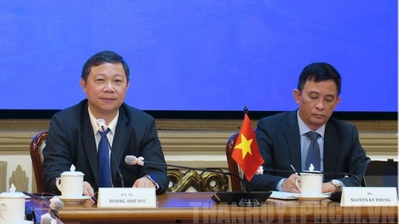 Vice Chairman of the HCMC People’s Committee Duong Anh Duc (L) and Vice Chairman of the People’s Committee of Thu Duc City Nguyen Ky Phung at the virtual meeting