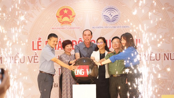 Đại diện Ban tổ chức cuộc thi và đại biểu bấm nút phát động cuộc thi