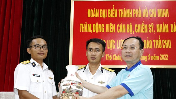 Ấm tình quân - dân