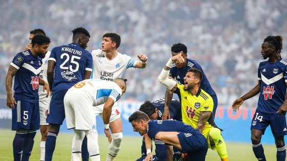Cầu thủ 2 đội hoảng sợ khi Samuel Kalu bất ngờ gục ngã.