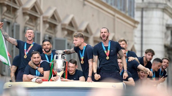 Azzurri diễu hành mừng chiến thắng