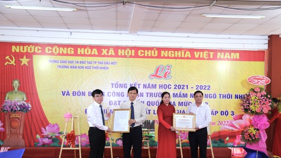 Ông Lê Thanh Toàn – Phó Chủ tịch UBND Thành phố Thủ Dầu Một trao Bằng công nhận trường Mầm non đạt chuẩn Quốc gia mức độ 2 của UBND tỉnh Bình Dương