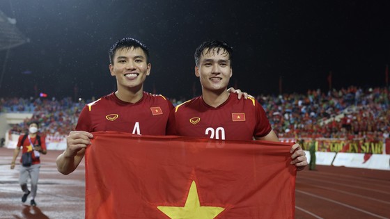Bùi Hoàng Việt Anh và Nguyễn Thanh Bình - cặp trung vệ thép của U23 Việt Nam. ẢNH: DŨNG PHƯƠNG