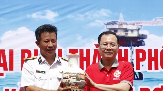 Đoàn đại biểu TPHCM thăm, tặng quà cán bộ, chiến sĩ và nhân dân ở Côn Đảo