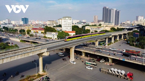 Đúng 10h00 sáng 5/12, những đoàn tàu đầu tiên trên tuyến đường sắt đô thị Nhổn - ga Hà Nội đã chính thức được vận hành chạy thử trong môi trường hạn chế.