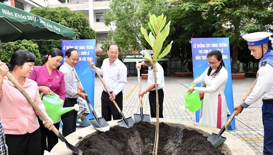 HCMC’S leaders plant Barrington Asiatica trees given by officials and soldiers of Truong Sa Island in the Tran Van On Secondary School in District 1.