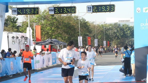 Chạy bộ đang ngày càng phổ biến trong cộng đồng ở TPHCM. Ảnh: NGUYỄN ANH