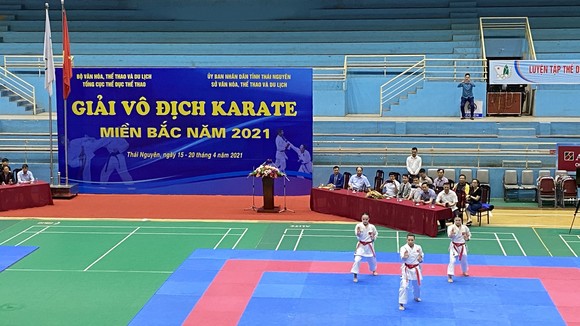 Các võ sĩ thi đấu nội dung đầu tiên ở ngày khai mạc. Ảnh: MINH CHIẾN