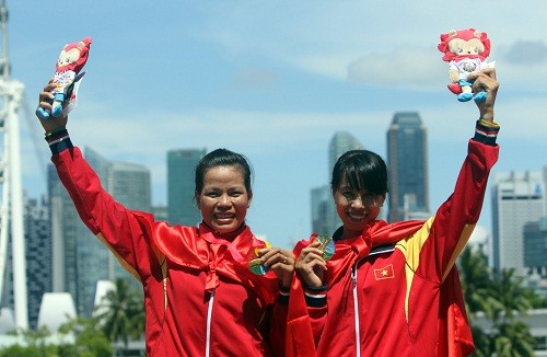 Phạm Thị Huệ (trái) giành vé tham dự Olympic cho rowing Việt Nam.
