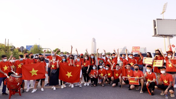 Rất động cổ động viên đã đến sân Zabeel để cổ vũ cho Đội tuyển Việt Nam chơi trận cuối cùng tại bảng G gặp UAE. Ảnh: KHƯƠNG DUY