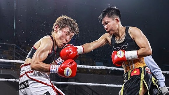 Thu Nhi (phải) đánh bại Etsuko Tada để giành đai vô địch WBO hạng ruồi.