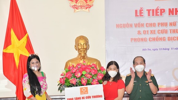 Chủ tịch HĐQT VietOil Mai Thị Hồng Hạnh (trái) trao tặng xe cứu thương cho tỉnh Bến Tre.