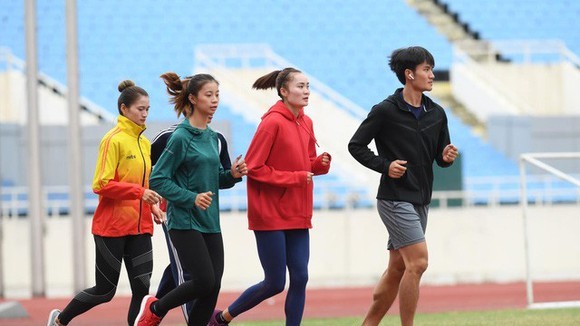 Các tuyển thủ điền kinh bắt đầu tâp tại sân Mỹ Đình.