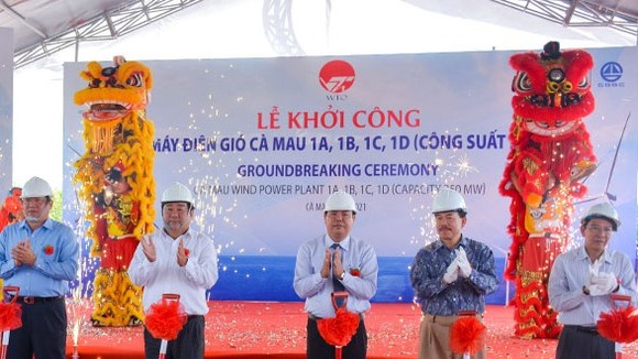 Các đại biểu thực hiện nghi thức khởi công dự án. Ảnh: THÀNH QUỐC