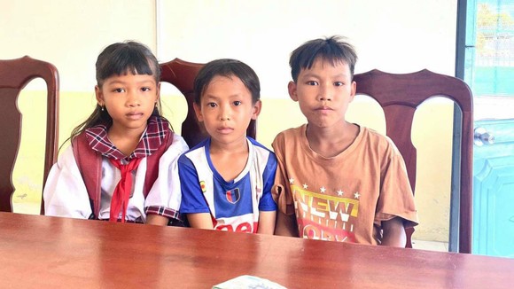 Ba em học sinh nhặt được tiền đem đến Công an xã Long Thạnh trả lại cho người đánh rơi. Ảnh: THẾ HẠNH