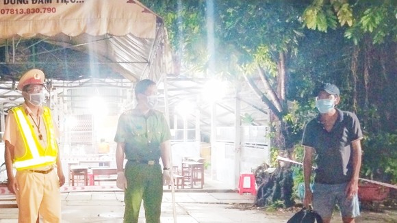 Lực lượng làm nhiệm vụ ở chốt kiểm soát dịch Covid-19 tại ấp Xẻo Chích tiếp nhận và hỗ trợ ông N.P.V. về quê. Ảnh: CTV