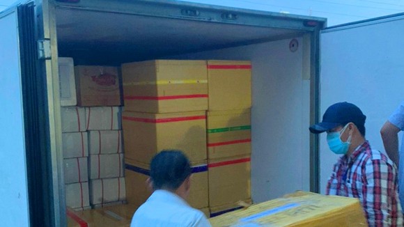 Chất hàng lên xe vận chuyển hỗ trợ người dân TPHCM. Ảnh: TRỌNG NGHĨA
