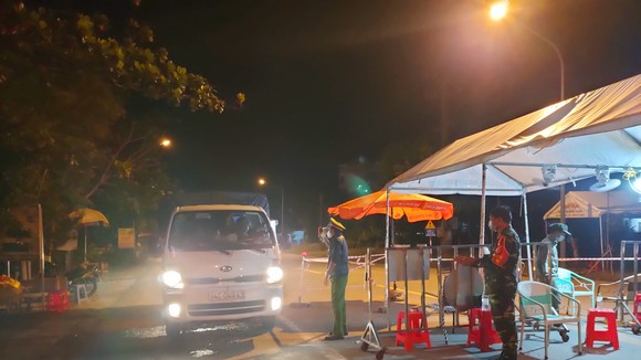 Chốt kiểm soát phòng chống dịch Covid-19 trên địa bàn tỉnh Bạc Liêu. Ảnh: TRỌNG NGHĨA