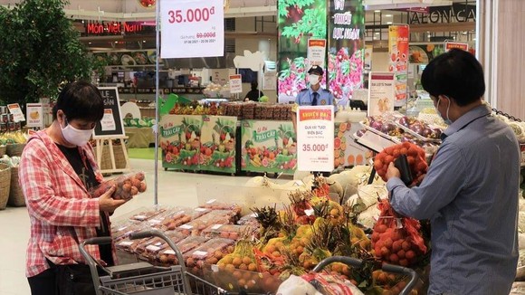 Khách hàng mua vải thiều tại lễ hội