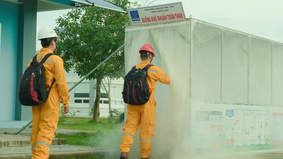 Thực hiện khử khuẩn trước khi vào công trình khí