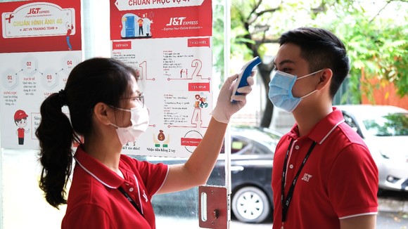 Nhân viên J&T Express thực hiện nghiêm túc quy định phòng, chống dịch