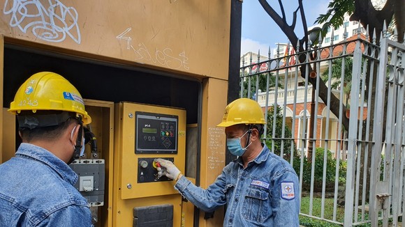 Công nhân EVNHCMC kiểm tra hệ thống điện dự phòng phục vụ họp Quốc hội trực tuyến