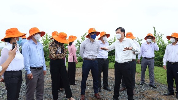 Ông Dương Văn Cường đang thuyết trình với đoàn tham quan