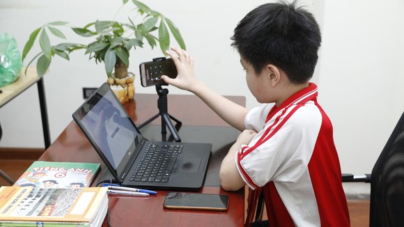  Nhiều học sinh trung học ở vùng dịch đang phải học trực tuyến. Ảnh: VIẾT CHUNG