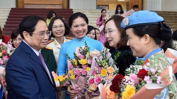Thủ tướng Phạm Minh Chính gặp mặt đại diện các tầng lớp phụ nữ nhân Ngày Phụ nữ Việt Nam 20-10. Ảnh: VIẾT CHUNG