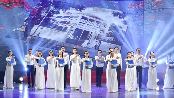 Ca khúc "Bài ca về mái trường" của nhạc sĩ Nguyễn Ngọc Thịnh mở màn buổi lễ