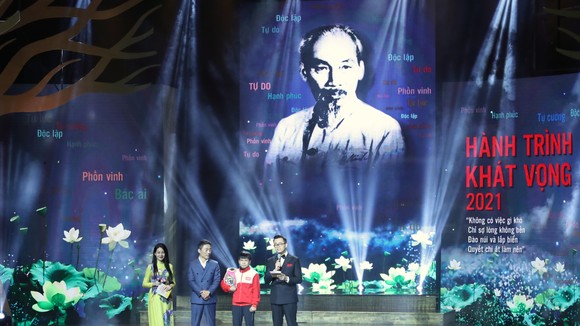 Giao lưu với các nhân vật tại chương trình. Ảnh: QUANG PHÚC