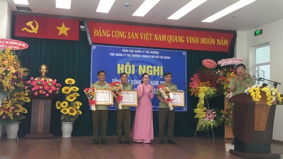 Đại diện tập thể Đội QLTT số 1,2,3 nhận bằng khen của UBND TPHCM