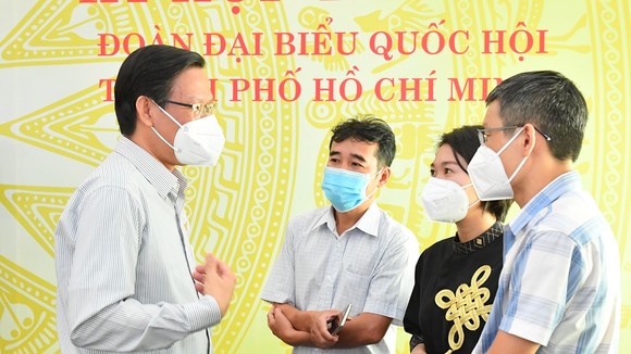 Chủ tịch UBND TPHCM Phan Văn Mãi trao đổi với báo chí bên lề kỳ họp. Ảnh: VIỆT DŨNG