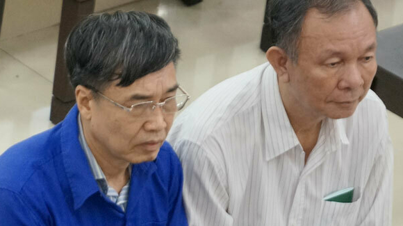 Hai nguyên Tổng Giám đốc Bảo hiểm xã hội Việt Nam Lê Bạch Hồng (áo xanh) và Nguyễn Huy Ban tại một phiên tòa xét xử