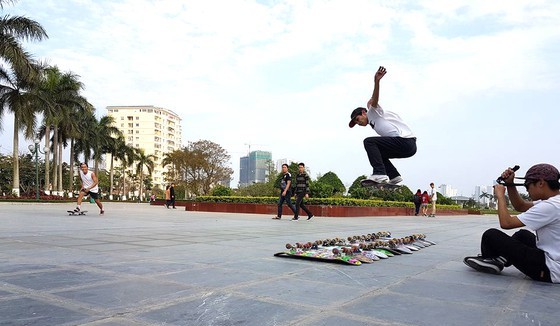 A young player is performing at a open-space park in District 5 (Photo: SGGP)