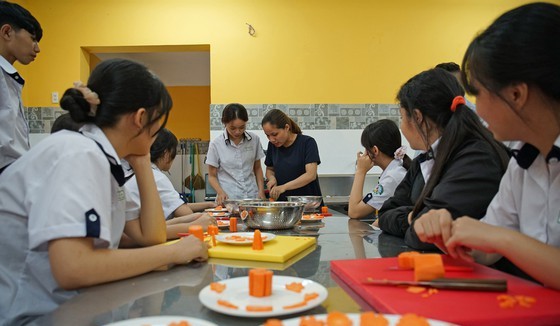 Students of a vocational training facility are learning cooking class(Photo: SGGP)