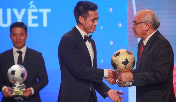 Head of the Propaganda and Training Board Mr. Phan Nguyen Nhu Khue hands over golden ball to Nguyen Van Quyet