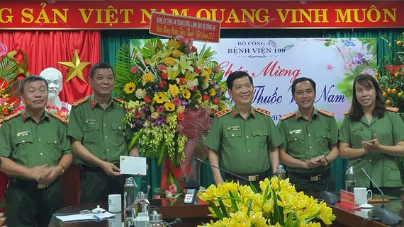 Senior Lieutenant General Nguyen Van Son, Deputy Minister of Public Security visits and congratulates medical staff of Hospital 199 on the occasion of the 66th anniversary of Vietnamese Doctors’ Day.