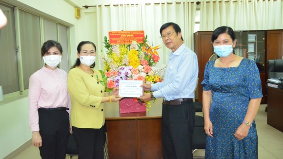 Phó Bí thư Thành ủy, Chủ tịch HĐND TPHCM Nguyễn Thị Lệ thăm, chúc mừng GS-TS-BS Đặng Vạn Phước