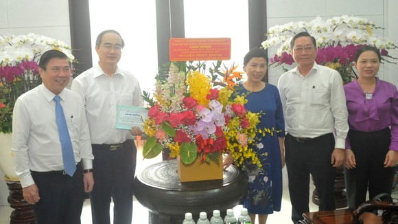 Chủ tịch UBND TPHCM Nguyễn Thành Phong thăm hỏi gia đình Giáo sư, Bác sĩ, Thầy thuốc Nhân dân Nguyễn Thiện Thành. Ảnh: CAO THĂNG