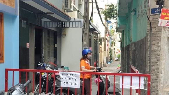 Hẻm 359 đường Lê Văn Sỹ, phường 13, quận 3 được lập hàng rào, hạn chế ra vào