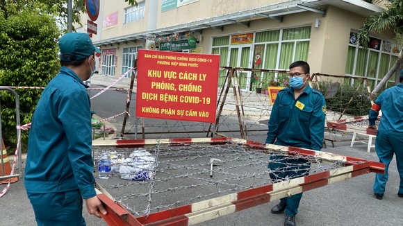 Phong tỏa chung cư Sunview Tơn, trưa 18-5. Ảnh: CAO THĂNG