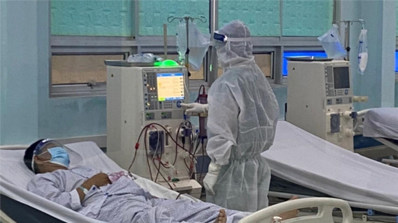 Bệnh nhân mắc Covid-19 đang được chạy thận ngay tại Bệnh viện dã chiến điều trị bệnh nhân Covid-19 Củ Chi