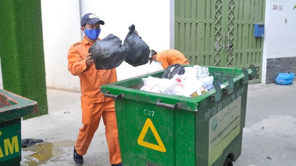 Nhân viên vệ sinh thu gom rác trên địa bàn thành phố