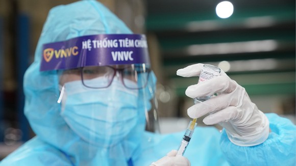 Nhân viên y tế chuẩn bị tiêm vaccine cho người dân